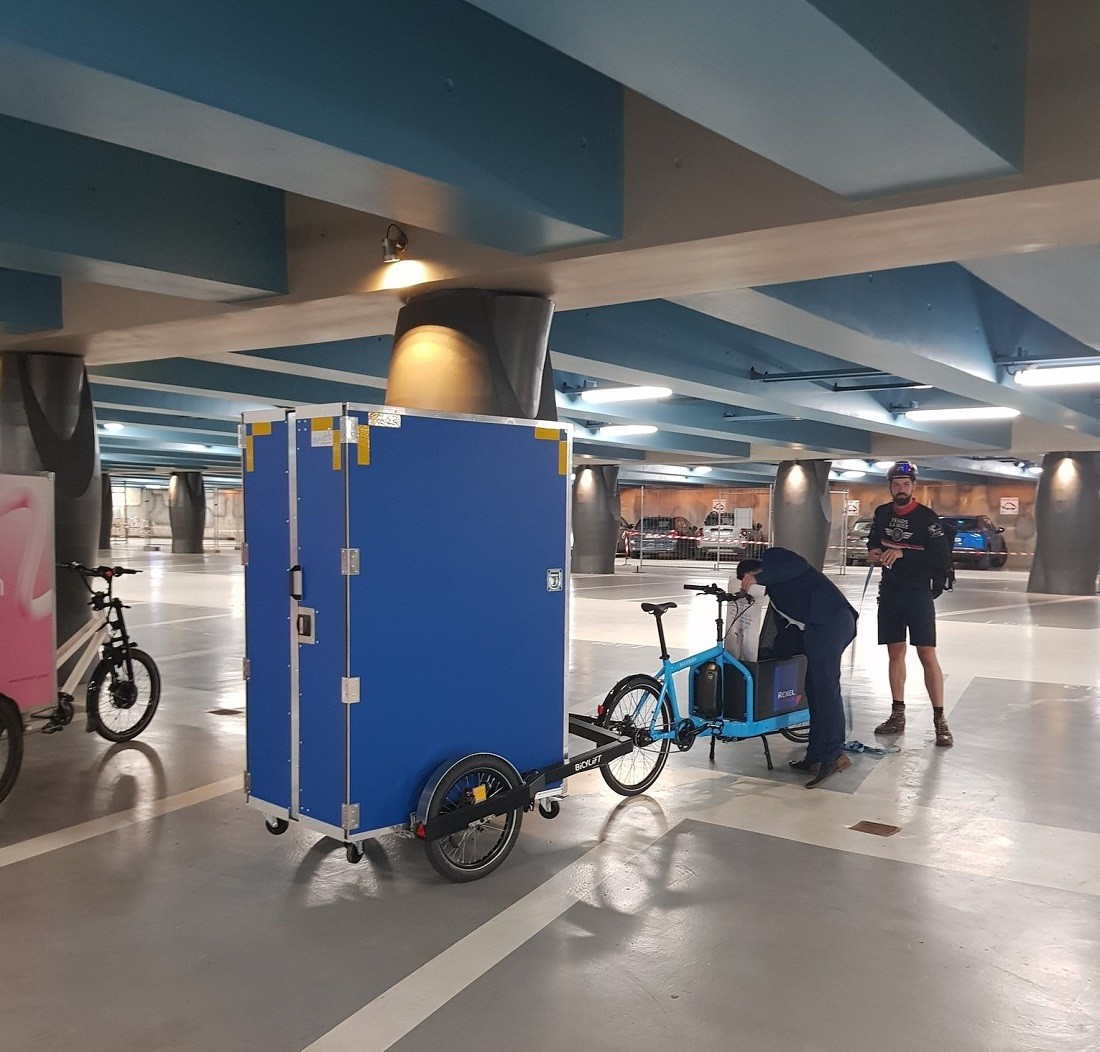 Triporteurs électriques logoté Rexel - Parking Marché-Gare, Lyon