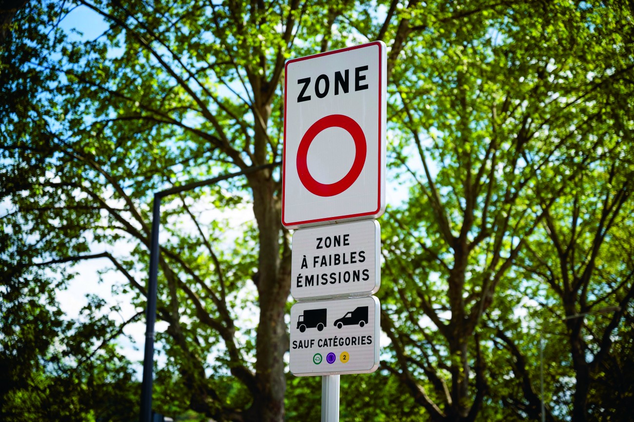 Panneau de signalisation ZFE-m à Lyon.