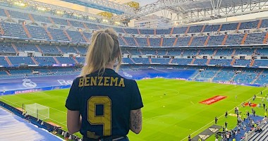 Chloé Girardin avec le maillot de Karim Benzema