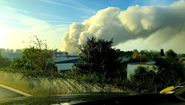 L’épaisse fumée noire était visible à plus de 40 km à la ronde, incendie de First Plast