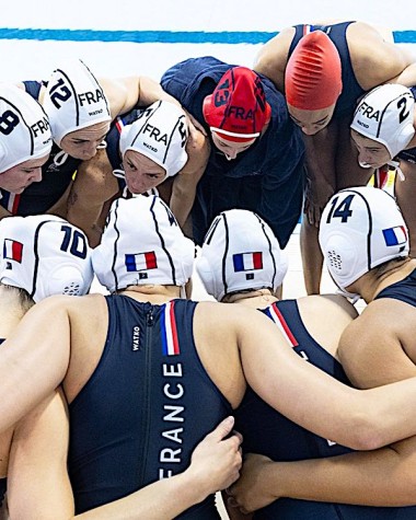 L'équipe de France de water-polo autour de sa capitaine