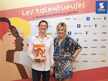 Louise Guillet, trophée de la meilleure apprentie en main, avec Caroline Semin