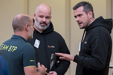 Julien et Adrien en pleine discussion avec Stéphane Aria lors de la soirée des Ze Awards du bâtiment