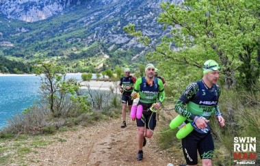 Yoann relié à son coéquipier lors d'un Swimrun