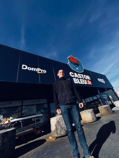 Yoann Codina devant le magasin Castor Bleu près de Castres